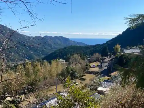 熊野本宮大社の{uncategorized: "未分類", other: "その他", undefined: "問題あり", building: "その他建物", grave: "お墓", sacred_gate: "鳥居", guardian: "狛犬", statue: "像", buddha: "仏像", history: "歴史", nature: "自然", garden: "庭園", animal: "動物", pagoda: "塔", temizu: "手水舎", mountain_gate: "山門・神門", sanctuary: "本殿・本堂", subordinate: "末社・摂社", art: "芸術", scenery: "景色", jizo: "地蔵", ema: "絵馬", goshuin: "御朱印", omikuji: "おみくじ", items: "授与品その他", amulet: "お守り", goshuincho: "御朱印帳", eats: "食事", festival: "お祭り", votive_dance: "神楽", shichigosan: "七五三参", wedding: "結婚式", experience: "体験その他", initially: "初詣", around: "周辺", anti_infection: "感染症対策"}