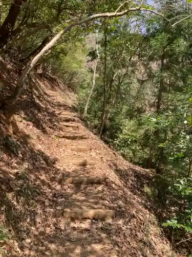 須我神社奥宮の{uncategorized: "未分類", other: "その他", undefined: "問題あり", building: "その他建物", grave: "お墓", sacred_gate: "鳥居", guardian: "狛犬", statue: "像", buddha: "仏像", history: "歴史", nature: "自然", garden: "庭園", animal: "動物", pagoda: "塔", temizu: "手水舎", mountain_gate: "山門・神門", sanctuary: "本殿・本堂", subordinate: "末社・摂社", art: "芸術", scenery: "景色", jizo: "地蔵", ema: "絵馬", goshuin: "御朱印", omikuji: "おみくじ", items: "授与品その他", amulet: "お守り", goshuincho: "御朱印帳", eats: "食事", festival: "お祭り", votive_dance: "神楽", shichigosan: "七五三参", wedding: "結婚式", experience: "体験その他", initially: "初詣", around: "周辺", anti_infection: "感染症対策"}