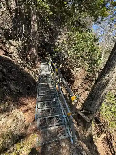 三峯神社奥宮の{uncategorized: "未分類", other: "その他", undefined: "問題あり", building: "その他建物", grave: "お墓", sacred_gate: "鳥居", guardian: "狛犬", statue: "像", buddha: "仏像", history: "歴史", nature: "自然", garden: "庭園", animal: "動物", pagoda: "塔", temizu: "手水舎", mountain_gate: "山門・神門", sanctuary: "本殿・本堂", subordinate: "末社・摂社", art: "芸術", scenery: "景色", jizo: "地蔵", ema: "絵馬", goshuin: "御朱印", omikuji: "おみくじ", items: "授与品その他", amulet: "お守り", goshuincho: "御朱印帳", eats: "食事", festival: "お祭り", votive_dance: "神楽", shichigosan: "七五三参", wedding: "結婚式", experience: "体験その他", initially: "初詣", around: "周辺", anti_infection: "感染症対策"}