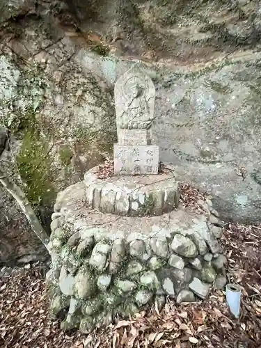 観音寺（岩屋観音）の{uncategorized: "未分類", other: "その他", undefined: "問題あり", building: "その他建物", grave: "お墓", sacred_gate: "鳥居", guardian: "狛犬", statue: "像", buddha: "仏像", history: "歴史", nature: "自然", garden: "庭園", animal: "動物", pagoda: "塔", temizu: "手水舎", mountain_gate: "山門・神門", sanctuary: "本殿・本堂", subordinate: "末社・摂社", art: "芸術", scenery: "景色", jizo: "地蔵", ema: "絵馬", goshuin: "御朱印", omikuji: "おみくじ", items: "授与品その他", amulet: "お守り", goshuincho: "御朱印帳", eats: "食事", festival: "お祭り", votive_dance: "神楽", shichigosan: "七五三参", wedding: "結婚式", experience: "体験その他", initially: "初詣", around: "周辺", anti_infection: "感染症対策"}