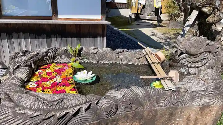 信濃比叡廣拯院の手水舎