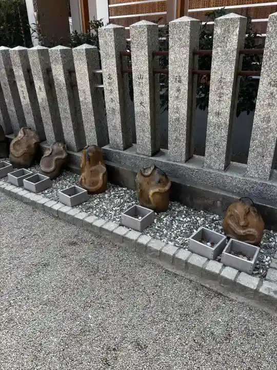 金蛇水神社の{uncategorized: "未分類", other: "その他", undefined: "問題あり", building: "その他建物", grave: "お墓", sacred_gate: "鳥居", guardian: "狛犬", statue: "像", buddha: "仏像", history: "歴史", nature: "自然", garden: "庭園", animal: "動物", pagoda: "塔", temizu: "手水舎", mountain_gate: "山門・神門", sanctuary: "本殿・本堂", subordinate: "末社・摂社", art: "芸術", scenery: "景色", jizo: "地蔵", ema: "絵馬", goshuin: "御朱印", omikuji: "おみくじ", items: "授与品その他", amulet: "お守り", goshuincho: "御朱印帳", eats: "食事", festival: "お祭り", votive_dance: "神楽", shichigosan: "七五三参", wedding: "結婚式", experience: "体験その他", initially: "初詣", around: "周辺", anti_infection: "感染症対策"}