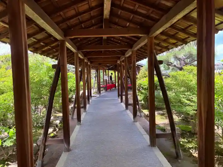 総見院の{uncategorized: "未分類", other: "その他", undefined: "問題あり", building: "その他建物", grave: "お墓", sacred_gate: "鳥居", guardian: "狛犬", statue: "像", buddha: "仏像", history: "歴史", nature: "自然", garden: "庭園", animal: "動物", pagoda: "塔", temizu: "手水舎", mountain_gate: "山門・神門", sanctuary: "本殿・本堂", subordinate: "末社・摂社", art: "芸術", scenery: "景色", jizo: "地蔵", ema: "絵馬", goshuin: "御朱印", omikuji: "おみくじ", items: "授与品その他", amulet: "お守り", goshuincho: "御朱印帳", eats: "食事", festival: "お祭り", votive_dance: "神楽", shichigosan: "七五三参", wedding: "結婚式", experience: "体験その他", initially: "初詣", around: "周辺", anti_infection: "感染症対策"}