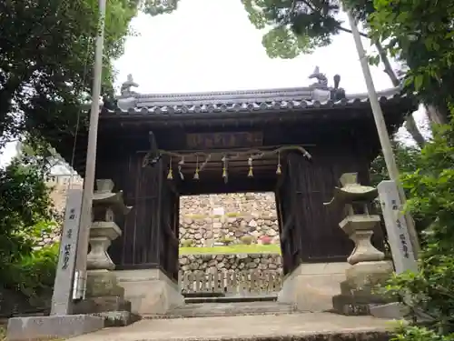 神吉八幡神社の山門