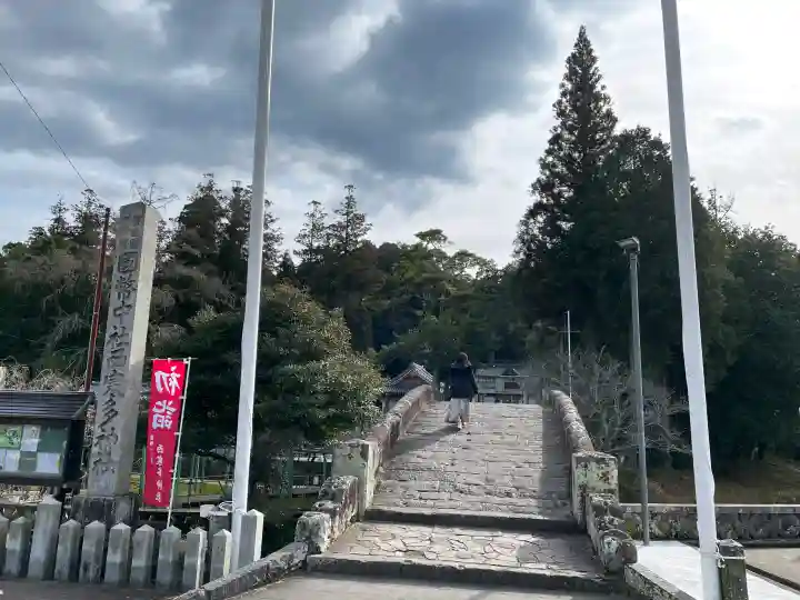 西寒多神社の{uncategorized: "未分類", other: "その他", undefined: "問題あり", building: "その他建物", grave: "お墓", sacred_gate: "鳥居", guardian: "狛犬", statue: "像", buddha: "仏像", history: "歴史", nature: "自然", garden: "庭園", animal: "動物", pagoda: "塔", temizu: "手水舎", mountain_gate: "山門・神門", sanctuary: "本殿・本堂", subordinate: "末社・摂社", art: "芸術", scenery: "景色", jizo: "地蔵", ema: "絵馬", goshuin: "御朱印", omikuji: "おみくじ", items: "授与品その他", amulet: "お守り", goshuincho: "御朱印帳", eats: "食事", festival: "お祭り", votive_dance: "神楽", shichigosan: "七五三参", wedding: "結婚式", experience: "体験その他", initially: "初詣", around: "周辺", anti_infection: "感染症対策"}