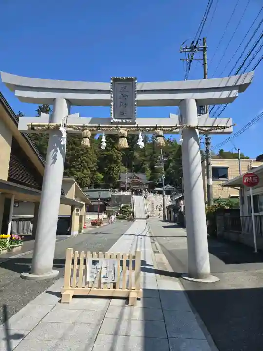 三輪神社の{uncategorized: "未分類", other: "その他", undefined: "問題あり", building: "その他建物", grave: "お墓", sacred_gate: "鳥居", guardian: "狛犬", statue: "像", buddha: "仏像", history: "歴史", nature: "自然", garden: "庭園", animal: "動物", pagoda: "塔", temizu: "手水舎", mountain_gate: "山門・神門", sanctuary: "本殿・本堂", subordinate: "末社・摂社", art: "芸術", scenery: "景色", jizo: "地蔵", ema: "絵馬", goshuin: "御朱印", omikuji: "おみくじ", items: "授与品その他", amulet: "お守り", goshuincho: "御朱印帳", eats: "食事", festival: "お祭り", votive_dance: "神楽", shichigosan: "七五三参", wedding: "結婚式", experience: "体験その他", initially: "初詣", around: "周辺", anti_infection: "感染症対策"}