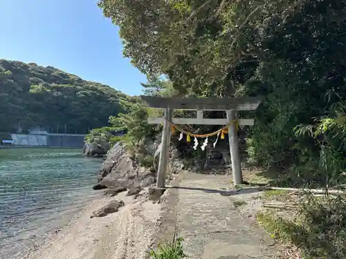 猪鼻湖神社の鳥居