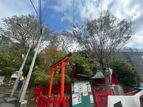 綱島稲荷神社の{uncategorized: "未分類", other: "その他", undefined: "問題あり", building: "その他建物", grave: "お墓", sacred_gate: "鳥居", guardian: "狛犬", statue: "像", buddha: "仏像", history: "歴史", nature: "自然", garden: "庭園", animal: "動物", pagoda: "塔", temizu: "手水舎", mountain_gate: "山門・神門", sanctuary: "本殿・本堂", subordinate: "末社・摂社", art: "芸術", scenery: "景色", jizo: "地蔵", ema: "絵馬", goshuin: "御朱印", omikuji: "おみくじ", items: "授与品その他", amulet: "お守り", goshuincho: "御朱印帳", eats: "食事", festival: "お祭り", votive_dance: "神楽", shichigosan: "七五三参", wedding: "結婚式", experience: "体験その他", initially: "初詣", around: "周辺", anti_infection: "感染症対策"}
