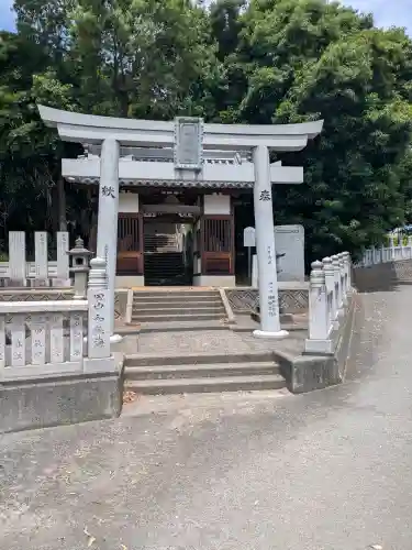 亀山神社の{uncategorized: "未分類", other: "その他", undefined: "問題あり", building: "その他建物", grave: "お墓", sacred_gate: "鳥居", guardian: "狛犬", statue: "像", buddha: "仏像", history: "歴史", nature: "自然", garden: "庭園", animal: "動物", pagoda: "塔", temizu: "手水舎", mountain_gate: "山門・神門", sanctuary: "本殿・本堂", subordinate: "末社・摂社", art: "芸術", scenery: "景色", jizo: "地蔵", ema: "絵馬", goshuin: "御朱印", omikuji: "おみくじ", items: "授与品その他", amulet: "お守り", goshuincho: "御朱印帳", eats: "食事", festival: "お祭り", votive_dance: "神楽", shichigosan: "七五三参", wedding: "結婚式", experience: "体験その他", initially: "初詣", around: "周辺", anti_infection: "感染症対策"}
