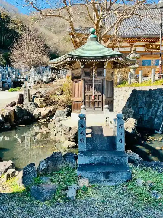 吉祥寺の{uncategorized: "未分類", other: "その他", undefined: "問題あり", building: "その他建物", grave: "お墓", sacred_gate: "鳥居", guardian: "狛犬", statue: "像", buddha: "仏像", history: "歴史", nature: "自然", garden: "庭園", animal: "動物", pagoda: "塔", temizu: "手水舎", mountain_gate: "山門・神門", sanctuary: "本殿・本堂", subordinate: "末社・摂社", art: "芸術", scenery: "景色", jizo: "地蔵", ema: "絵馬", goshuin: "御朱印", omikuji: "おみくじ", items: "授与品その他", amulet: "お守り", goshuincho: "御朱印帳", eats: "食事", festival: "お祭り", votive_dance: "神楽", shichigosan: "七五三参", wedding: "結婚式", experience: "体験その他", initially: "初詣", around: "周辺", anti_infection: "感染症対策"}