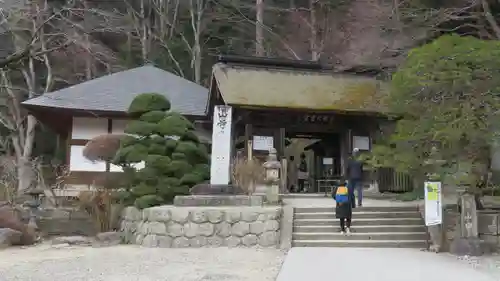 宝珠山 立石寺の山門・神門