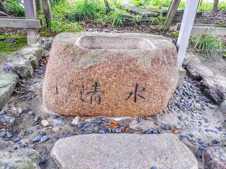 白山社(八幡社)の手水舎
