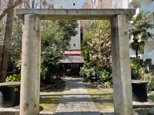 新橋鹽竃神社の鳥居