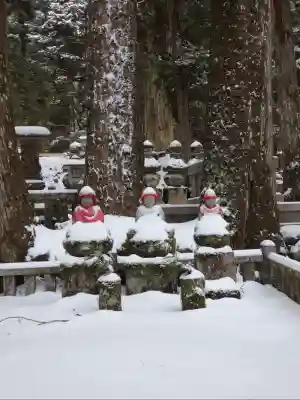 高野山金剛峯寺奥の院の{uncategorized: "未分類", other: "その他", undefined: "問題あり", building: "その他建物", grave: "お墓", sacred_gate: "鳥居", guardian: "狛犬", statue: "像", buddha: "仏像", history: "歴史", nature: "自然", garden: "庭園", animal: "動物", pagoda: "塔", temizu: "手水舎", mountain_gate: "山門・神門", sanctuary: "本殿・本堂", subordinate: "末社・摂社", art: "芸術", scenery: "景色", jizo: "地蔵", ema: "絵馬", goshuin: "御朱印", omikuji: "おみくじ", items: "授与品その他", amulet: "お守り", goshuincho: "御朱印帳", eats: "食事", festival: "お祭り", votive_dance: "神楽", shichigosan: "七五三参", wedding: "結婚式", experience: "体験その他", initially: "初詣", around: "周辺", anti_infection: "感染症対策"}