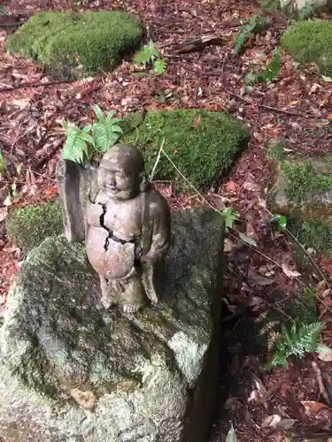 阿知江磯部神社の像