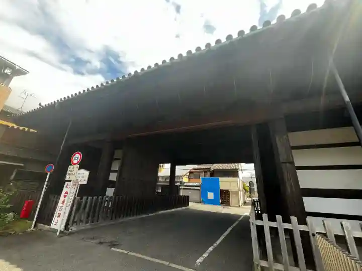 蓮華王院(三十三間堂)の{uncategorized: "未分類", other: "その他", undefined: "問題あり", building: "その他建物", grave: "お墓", sacred_gate: "鳥居", guardian: "狛犬", statue: "像", buddha: "仏像", history: "歴史", nature: "自然", garden: "庭園", animal: "動物", pagoda: "塔", temizu: "手水舎", mountain_gate: "山門・神門", sanctuary: "本殿・本堂", subordinate: "末社・摂社", art: "芸術", scenery: "景色", jizo: "地蔵", ema: "絵馬", goshuin: "御朱印", omikuji: "おみくじ", items: "授与品その他", amulet: "お守り", goshuincho: "御朱印帳", eats: "食事", festival: "お祭り", votive_dance: "神楽", shichigosan: "七五三参", wedding: "結婚式", experience: "体験その他", initially: "初詣", around: "周辺", anti_infection: "感染症対策"}