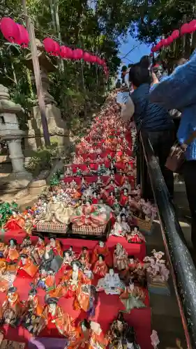 座間神社の{uncategorized: "未分類", other: "その他", undefined: "問題あり", building: "その他建物", grave: "お墓", sacred_gate: "鳥居", guardian: "狛犬", statue: "像", buddha: "仏像", history: "歴史", nature: "自然", garden: "庭園", animal: "動物", pagoda: "塔", temizu: "手水舎", mountain_gate: "山門・神門", sanctuary: "本殿・本堂", subordinate: "末社・摂社", art: "芸術", scenery: "景色", jizo: "地蔵", ema: "絵馬", goshuin: "御朱印", omikuji: "おみくじ", items: "授与品その他", amulet: "お守り", goshuincho: "御朱印帳", eats: "食事", festival: "お祭り", votive_dance: "神楽", shichigosan: "七五三参", wedding: "結婚式", experience: "体験その他", initially: "初詣", around: "周辺", anti_infection: "感染症対策"}