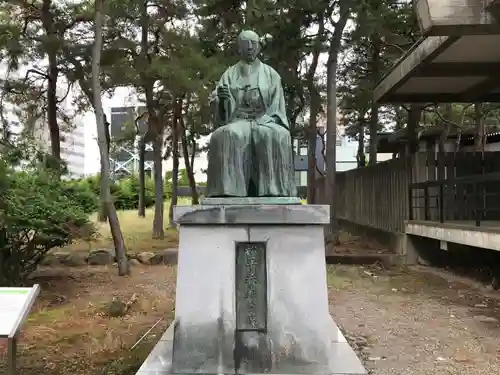 福井神社の像