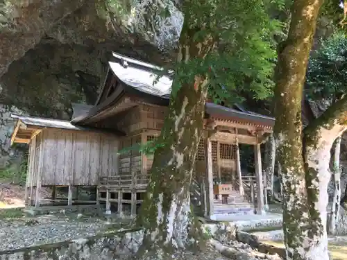 岩屋神社の本殿・本堂