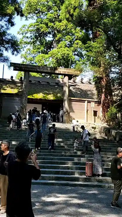伊勢神宮内宮(皇大神宮)の{uncategorized: "未分類", other: "その他", undefined: "問題あり", building: "その他建物", grave: "お墓", sacred_gate: "鳥居", guardian: "狛犬", statue: "像", buddha: "仏像", history: "歴史", nature: "自然", garden: "庭園", animal: "動物", pagoda: "塔", temizu: "手水舎", mountain_gate: "山門・神門", sanctuary: "本殿・本堂", subordinate: "末社・摂社", art: "芸術", scenery: "景色", jizo: "地蔵", ema: "絵馬", goshuin: "御朱印", omikuji: "おみくじ", items: "授与品その他", amulet: "お守り", goshuincho: "御朱印帳", eats: "食事", festival: "お祭り", votive_dance: "神楽", shichigosan: "七五三参", wedding: "結婚式", experience: "体験その他", initially: "初詣", around: "周辺", anti_infection: "感染症対策"}