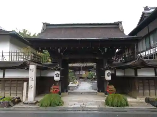 桜池院の{uncategorized: "未分類", other: "その他", undefined: "問題あり", building: "その他建物", grave: "お墓", sacred_gate: "鳥居", guardian: "狛犬", statue: "像", buddha: "仏像", history: "歴史", nature: "自然", garden: "庭園", animal: "動物", pagoda: "塔", temizu: "手水舎", mountain_gate: "山門・神門", sanctuary: "本殿・本堂", subordinate: "末社・摂社", art: "芸術", scenery: "景色", jizo: "地蔵", ema: "絵馬", goshuin: "御朱印", omikuji: "おみくじ", items: "授与品その他", amulet: "お守り", goshuincho: "御朱印帳", eats: "食事", festival: "お祭り", votive_dance: "神楽", shichigosan: "七五三参", wedding: "結婚式", experience: "体験その他", initially: "初詣", around: "周辺", anti_infection: "感染症対策"}