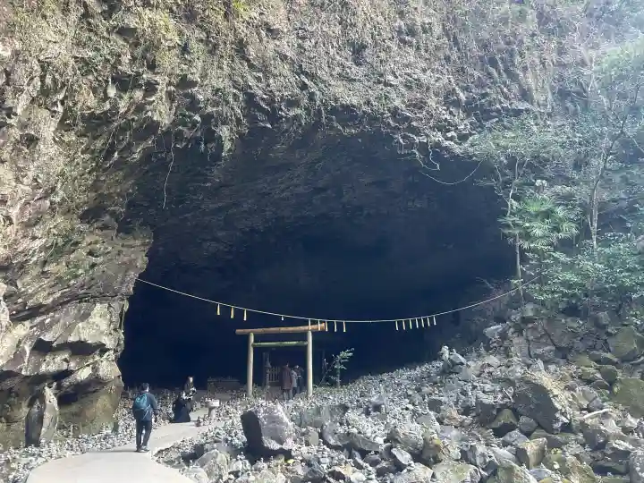 天安河原宮の{uncategorized: "未分類", other: "その他", undefined: "問題あり", building: "その他建物", grave: "お墓", sacred_gate: "鳥居", guardian: "狛犬", statue: "像", buddha: "仏像", history: "歴史", nature: "自然", garden: "庭園", animal: "動物", pagoda: "塔", temizu: "手水舎", mountain_gate: "山門・神門", sanctuary: "本殿・本堂", subordinate: "末社・摂社", art: "芸術", scenery: "景色", jizo: "地蔵", ema: "絵馬", goshuin: "御朱印", omikuji: "おみくじ", items: "授与品その他", amulet: "お守り", goshuincho: "御朱印帳", eats: "食事", festival: "お祭り", votive_dance: "神楽", shichigosan: "七五三参", wedding: "結婚式", experience: "体験その他", initially: "初詣", around: "周辺", anti_infection: "感染症対策"}