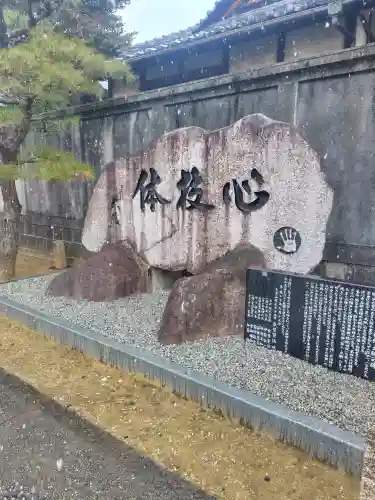 龍光寺の{uncategorized: "未分類", other: "その他", undefined: "問題あり", building: "その他建物", grave: "お墓", sacred_gate: "鳥居", guardian: "狛犬", statue: "像", buddha: "仏像", history: "歴史", nature: "自然", garden: "庭園", animal: "動物", pagoda: "塔", temizu: "手水舎", mountain_gate: "山門・神門", sanctuary: "本殿・本堂", subordinate: "末社・摂社", art: "芸術", scenery: "景色", jizo: "地蔵", ema: "絵馬", goshuin: "御朱印", omikuji: "おみくじ", items: "授与品その他", amulet: "お守り", goshuincho: "御朱印帳", eats: "食事", festival: "お祭り", votive_dance: "神楽", shichigosan: "七五三参", wedding: "結婚式", experience: "体験その他", initially: "初詣", around: "周辺", anti_infection: "感染症対策"}