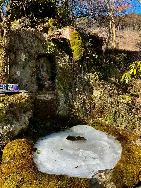 徳善院明王密寺の{uncategorized: "未分類", other: "その他", undefined: "問題あり", building: "その他建物", grave: "お墓", sacred_gate: "鳥居", guardian: "狛犬", statue: "像", buddha: "仏像", history: "歴史", nature: "自然", garden: "庭園", animal: "動物", pagoda: "塔", temizu: "手水舎", mountain_gate: "山門・神門", sanctuary: "本殿・本堂", subordinate: "末社・摂社", art: "芸術", scenery: "景色", jizo: "地蔵", ema: "絵馬", goshuin: "御朱印", omikuji: "おみくじ", items: "授与品その他", amulet: "お守り", goshuincho: "御朱印帳", eats: "食事", festival: "お祭り", votive_dance: "神楽", shichigosan: "七五三参", wedding: "結婚式", experience: "体験その他", initially: "初詣", around: "周辺", anti_infection: "感染症対策"}