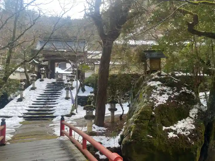 瑠璃寺の{uncategorized: "未分類", other: "その他", undefined: "問題あり", building: "その他建物", grave: "お墓", sacred_gate: "鳥居", guardian: "狛犬", statue: "像", buddha: "仏像", history: "歴史", nature: "自然", garden: "庭園", animal: "動物", pagoda: "塔", temizu: "手水舎", mountain_gate: "山門・神門", sanctuary: "本殿・本堂", subordinate: "末社・摂社", art: "芸術", scenery: "景色", jizo: "地蔵", ema: "絵馬", goshuin: "御朱印", omikuji: "おみくじ", items: "授与品その他", amulet: "お守り", goshuincho: "御朱印帳", eats: "食事", festival: "お祭り", votive_dance: "神楽", shichigosan: "七五三参", wedding: "結婚式", experience: "体験その他", initially: "初詣", around: "周辺", anti_infection: "感染症対策"}