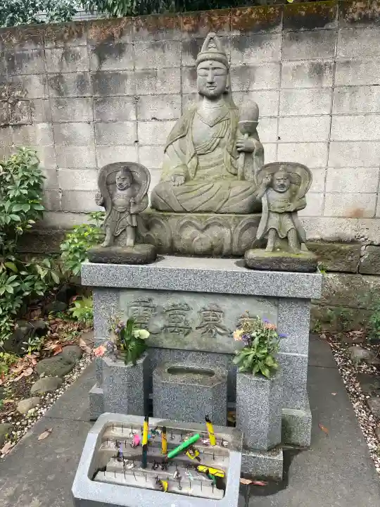 豊川稲荷分霊社の{uncategorized: "未分類", other: "その他", undefined: "問題あり", building: "その他建物", grave: "お墓", sacred_gate: "鳥居", guardian: "狛犬", statue: "像", buddha: "仏像", history: "歴史", nature: "自然", garden: "庭園", animal: "動物", pagoda: "塔", temizu: "手水舎", mountain_gate: "山門・神門", sanctuary: "本殿・本堂", subordinate: "末社・摂社", art: "芸術", scenery: "景色", jizo: "地蔵", ema: "絵馬", goshuin: "御朱印", omikuji: "おみくじ", items: "授与品その他", amulet: "お守り", goshuincho: "御朱印帳", eats: "食事", festival: "お祭り", votive_dance: "神楽", shichigosan: "七五三参", wedding: "結婚式", experience: "体験その他", initially: "初詣", around: "周辺", anti_infection: "感染症対策"}