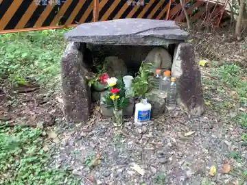 祠、行者像の本殿・本堂