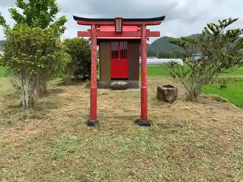 稲荷大明神の鳥居