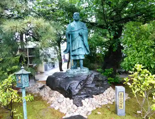 東本願寺の像