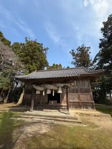 六所神社の{uncategorized: "未分類", other: "その他", undefined: "問題あり", building: "その他建物", grave: "お墓", sacred_gate: "鳥居", guardian: "狛犬", statue: "像", buddha: "仏像", history: "歴史", nature: "自然", garden: "庭園", animal: "動物", pagoda: "塔", temizu: "手水舎", mountain_gate: "山門・神門", sanctuary: "本殿・本堂", subordinate: "末社・摂社", art: "芸術", scenery: "景色", jizo: "地蔵", ema: "絵馬", goshuin: "御朱印", omikuji: "おみくじ", items: "授与品その他", amulet: "お守り", goshuincho: "御朱印帳", eats: "食事", festival: "お祭り", votive_dance: "神楽", shichigosan: "七五三参", wedding: "結婚式", experience: "体験その他", initially: "初詣", around: "周辺", anti_infection: "感染症対策"}