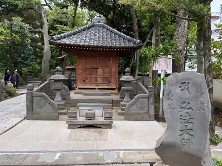 西新井大師総持寺の{uncategorized: "未分類", other: "その他", undefined: "問題あり", building: "その他建物", grave: "お墓", sacred_gate: "鳥居", guardian: "狛犬", statue: "像", buddha: "仏像", history: "歴史", nature: "自然", garden: "庭園", animal: "動物", pagoda: "塔", temizu: "手水舎", mountain_gate: "山門・神門", sanctuary: "本殿・本堂", subordinate: "末社・摂社", art: "芸術", scenery: "景色", jizo: "地蔵", ema: "絵馬", goshuin: "御朱印", omikuji: "おみくじ", items: "授与品その他", amulet: "お守り", goshuincho: "御朱印帳", eats: "食事", festival: "お祭り", votive_dance: "神楽", shichigosan: "七五三参", wedding: "結婚式", experience: "体験その他", initially: "初詣", around: "周辺", anti_infection: "感染症対策"}