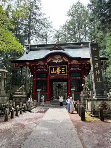 三峯神社の{uncategorized: "未分類", other: "その他", undefined: "問題あり", building: "その他建物", grave: "お墓", sacred_gate: "鳥居", guardian: "狛犬", statue: "像", buddha: "仏像", history: "歴史", nature: "自然", garden: "庭園", animal: "動物", pagoda: "塔", temizu: "手水舎", mountain_gate: "山門・神門", sanctuary: "本殿・本堂", subordinate: "末社・摂社", art: "芸術", scenery: "景色", jizo: "地蔵", ema: "絵馬", goshuin: "御朱印", omikuji: "おみくじ", items: "授与品その他", amulet: "お守り", goshuincho: "御朱印帳", eats: "食事", festival: "お祭り", votive_dance: "神楽", shichigosan: "七五三参", wedding: "結婚式", experience: "体験その他", initially: "初詣", around: "周辺", anti_infection: "感染症対策"}