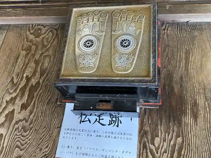 大聖院の{uncategorized: "未分類", other: "その他", undefined: "問題あり", building: "その他建物", grave: "お墓", sacred_gate: "鳥居", guardian: "狛犬", statue: "像", buddha: "仏像", history: "歴史", nature: "自然", garden: "庭園", animal: "動物", pagoda: "塔", temizu: "手水舎", mountain_gate: "山門・神門", sanctuary: "本殿・本堂", subordinate: "末社・摂社", art: "芸術", scenery: "景色", jizo: "地蔵", ema: "絵馬", goshuin: "御朱印", omikuji: "おみくじ", items: "授与品その他", amulet: "お守り", goshuincho: "御朱印帳", eats: "食事", festival: "お祭り", votive_dance: "神楽", shichigosan: "七五三参", wedding: "結婚式", experience: "体験その他", initially: "初詣", around: "周辺", anti_infection: "感染症対策"}