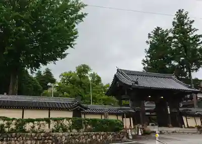 誕生寺の山門・神門