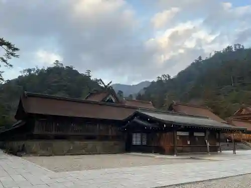出雲大社の{uncategorized: "未分類", other: "その他", undefined: "問題あり", building: "その他建物", grave: "お墓", sacred_gate: "鳥居", guardian: "狛犬", statue: "像", buddha: "仏像", history: "歴史", nature: "自然", garden: "庭園", animal: "動物", pagoda: "塔", temizu: "手水舎", mountain_gate: "山門・神門", sanctuary: "本殿・本堂", subordinate: "末社・摂社", art: "芸術", scenery: "景色", jizo: "地蔵", ema: "絵馬", goshuin: "御朱印", omikuji: "おみくじ", items: "授与品その他", amulet: "お守り", goshuincho: "御朱印帳", eats: "食事", festival: "お祭り", votive_dance: "神楽", shichigosan: "七五三参", wedding: "結婚式", experience: "体験その他", initially: "初詣", around: "周辺", anti_infection: "感染症対策"}