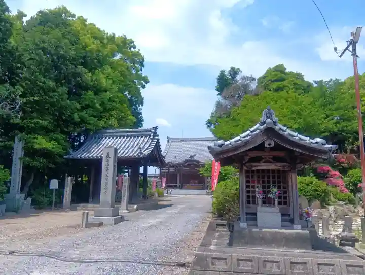 萬徳寺の{uncategorized: "未分類", other: "その他", undefined: "問題あり", building: "その他建物", grave: "お墓", sacred_gate: "鳥居", guardian: "狛犬", statue: "像", buddha: "仏像", history: "歴史", nature: "自然", garden: "庭園", animal: "動物", pagoda: "塔", temizu: "手水舎", mountain_gate: "山門・神門", sanctuary: "本殿・本堂", subordinate: "末社・摂社", art: "芸術", scenery: "景色", jizo: "地蔵", ema: "絵馬", goshuin: "御朱印", omikuji: "おみくじ", items: "授与品その他", amulet: "お守り", goshuincho: "御朱印帳", eats: "食事", festival: "お祭り", votive_dance: "神楽", shichigosan: "七五三参", wedding: "結婚式", experience: "体験その他", initially: "初詣", around: "周辺", anti_infection: "感染症対策"}