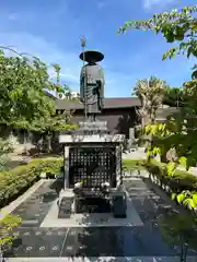 覚王寺の像