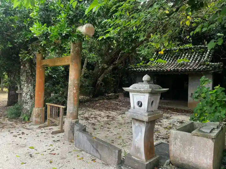 世持御嶽の{uncategorized: "未分類", other: "その他", undefined: "問題あり", building: "その他建物", grave: "お墓", sacred_gate: "鳥居", guardian: "狛犬", statue: "像", buddha: "仏像", history: "歴史", nature: "自然", garden: "庭園", animal: "動物", pagoda: "塔", temizu: "手水舎", mountain_gate: "山門・神門", sanctuary: "本殿・本堂", subordinate: "末社・摂社", art: "芸術", scenery: "景色", jizo: "地蔵", ema: "絵馬", goshuin: "御朱印", omikuji: "おみくじ", items: "授与品その他", amulet: "お守り", goshuincho: "御朱印帳", eats: "食事", festival: "お祭り", votive_dance: "神楽", shichigosan: "七五三参", wedding: "結婚式", experience: "体験その他", initially: "初詣", around: "周辺", anti_infection: "感染症対策"}