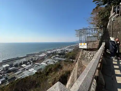 久能山東照宮の{uncategorized: "未分類", other: "その他", undefined: "問題あり", building: "その他建物", grave: "お墓", sacred_gate: "鳥居", guardian: "狛犬", statue: "像", buddha: "仏像", history: "歴史", nature: "自然", garden: "庭園", animal: "動物", pagoda: "塔", temizu: "手水舎", mountain_gate: "山門・神門", sanctuary: "本殿・本堂", subordinate: "末社・摂社", art: "芸術", scenery: "景色", jizo: "地蔵", ema: "絵馬", goshuin: "御朱印", omikuji: "おみくじ", items: "授与品その他", amulet: "お守り", goshuincho: "御朱印帳", eats: "食事", festival: "お祭り", votive_dance: "神楽", shichigosan: "七五三参", wedding: "結婚式", experience: "体験その他", initially: "初詣", around: "周辺", anti_infection: "感染症対策"}