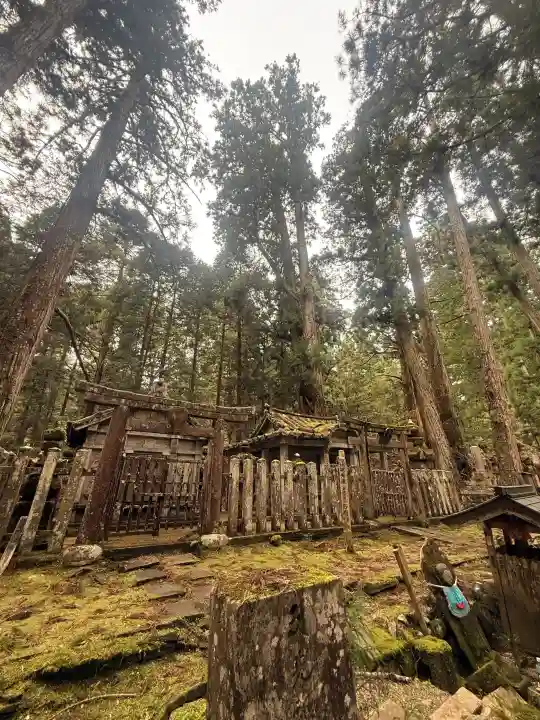 高野山金剛峯寺奥の院の{uncategorized: "未分類", other: "その他", undefined: "問題あり", building: "その他建物", grave: "お墓", sacred_gate: "鳥居", guardian: "狛犬", statue: "像", buddha: "仏像", history: "歴史", nature: "自然", garden: "庭園", animal: "動物", pagoda: "塔", temizu: "手水舎", mountain_gate: "山門・神門", sanctuary: "本殿・本堂", subordinate: "末社・摂社", art: "芸術", scenery: "景色", jizo: "地蔵", ema: "絵馬", goshuin: "御朱印", omikuji: "おみくじ", items: "授与品その他", amulet: "お守り", goshuincho: "御朱印帳", eats: "食事", festival: "お祭り", votive_dance: "神楽", shichigosan: "七五三参", wedding: "結婚式", experience: "体験その他", initially: "初詣", around: "周辺", anti_infection: "感染症対策"}