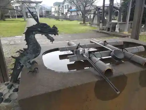 守りの神　藤基神社の手水舎