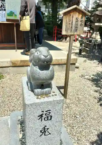 三輪神社の像