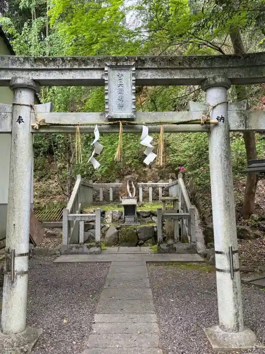 粟田神社の{uncategorized: "未分類", other: "その他", undefined: "問題あり", building: "その他建物", grave: "お墓", sacred_gate: "鳥居", guardian: "狛犬", statue: "像", buddha: "仏像", history: "歴史", nature: "自然", garden: "庭園", animal: "動物", pagoda: "塔", temizu: "手水舎", mountain_gate: "山門・神門", sanctuary: "本殿・本堂", subordinate: "末社・摂社", art: "芸術", scenery: "景色", jizo: "地蔵", ema: "絵馬", goshuin: "御朱印", omikuji: "おみくじ", items: "授与品その他", amulet: "お守り", goshuincho: "御朱印帳", eats: "食事", festival: "お祭り", votive_dance: "神楽", shichigosan: "七五三参", wedding: "結婚式", experience: "体験その他", initially: "初詣", around: "周辺", anti_infection: "感染症対策"}