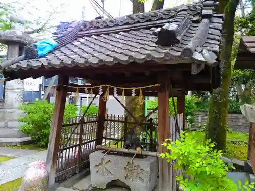 神明社の手水舎