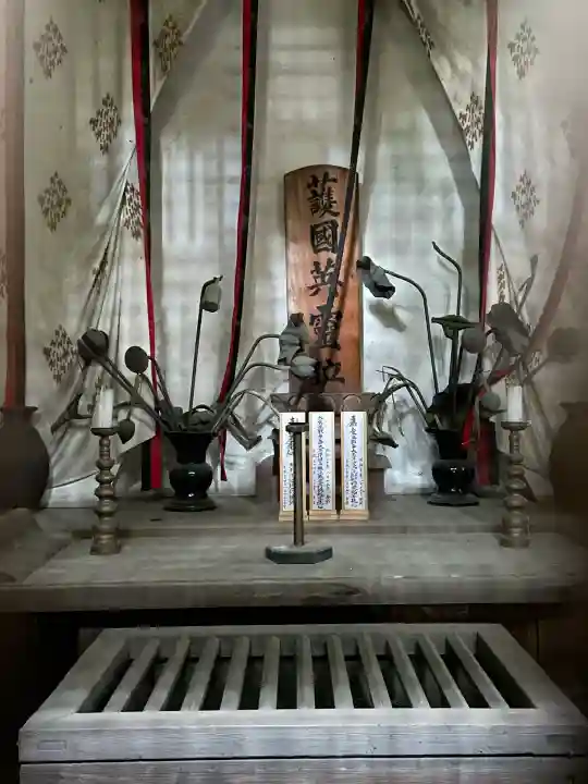 栃木縣護國神社の{uncategorized: "未分類", other: "その他", undefined: "問題あり", building: "その他建物", grave: "お墓", sacred_gate: "鳥居", guardian: "狛犬", statue: "像", buddha: "仏像", history: "歴史", nature: "自然", garden: "庭園", animal: "動物", pagoda: "塔", temizu: "手水舎", mountain_gate: "山門・神門", sanctuary: "本殿・本堂", subordinate: "末社・摂社", art: "芸術", scenery: "景色", jizo: "地蔵", ema: "絵馬", goshuin: "御朱印", omikuji: "おみくじ", items: "授与品その他", amulet: "お守り", goshuincho: "御朱印帳", eats: "食事", festival: "お祭り", votive_dance: "神楽", shichigosan: "七五三参", wedding: "結婚式", experience: "体験その他", initially: "初詣", around: "周辺", anti_infection: "感染症対策"}