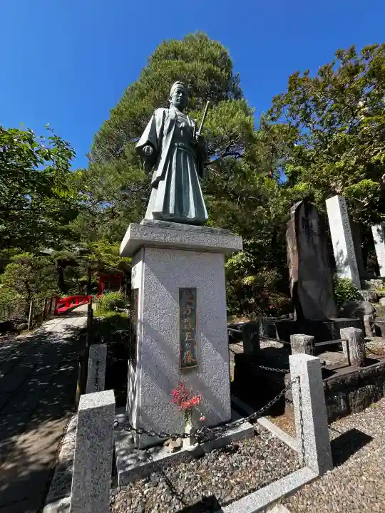 高幡不動尊 金剛寺の{uncategorized: "未分類", other: "その他", undefined: "問題あり", building: "その他建物", grave: "お墓", sacred_gate: "鳥居", guardian: "狛犬", statue: "像", buddha: "仏像", history: "歴史", nature: "自然", garden: "庭園", animal: "動物", pagoda: "塔", temizu: "手水舎", mountain_gate: "山門・神門", sanctuary: "本殿・本堂", subordinate: "末社・摂社", art: "芸術", scenery: "景色", jizo: "地蔵", ema: "絵馬", goshuin: "御朱印", omikuji: "おみくじ", items: "授与品その他", amulet: "お守り", goshuincho: "御朱印帳", eats: "食事", festival: "お祭り", votive_dance: "神楽", shichigosan: "七五三参", wedding: "結婚式", experience: "体験その他", initially: "初詣", around: "周辺", anti_infection: "感染症対策"}